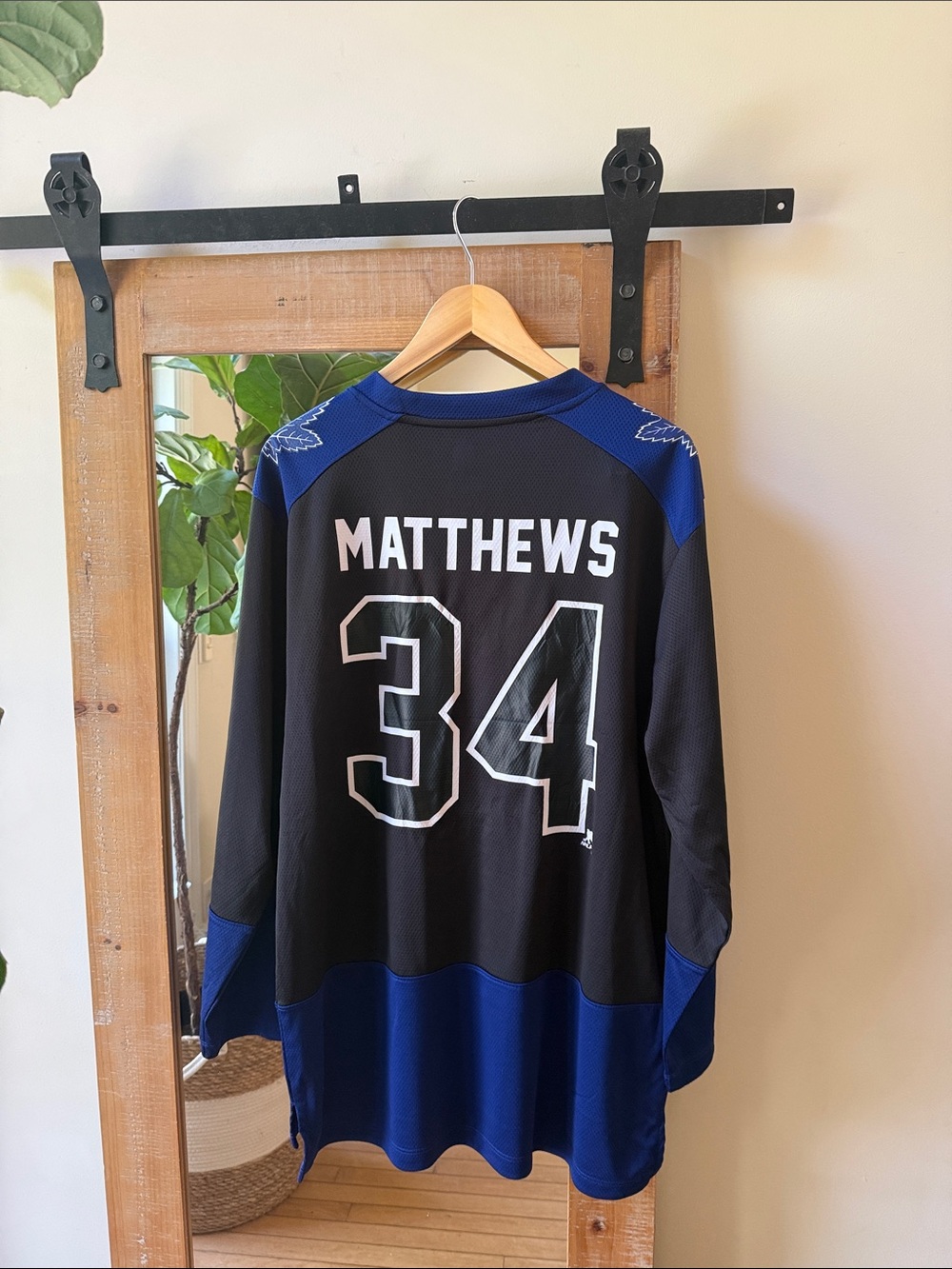 NWT NHL Toronto Maple Leafs Matthews Lightweight Hockey Jersey Size M